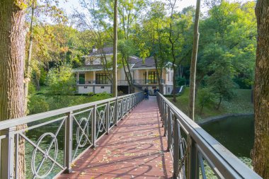 metal korkuluk için güzel bir bahçe ev Nehri ile şehirler