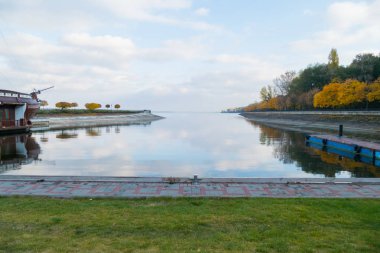 Bir gemi ve güzel bir mesire şeklinde bir restoran ile dekoratif pier