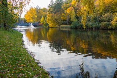 Nehrin karşı bir sonbahar yatay, ağaçlar yaprak döken ağaçlar ile zemin ortasında dayak bir çeşme
