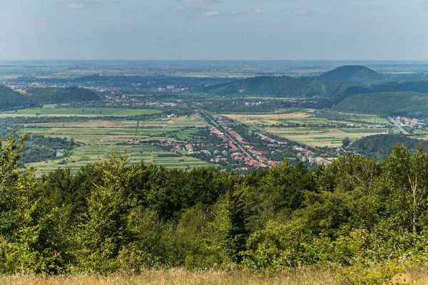 Panorama z Zakarpacia miast i miejscowości w odległości między zielonymi wzgórzami — Zdjęcie stockowe
