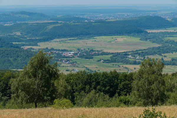Panorama z zielonych wzgórz i dolin z szerokie otwory na nich — Zdjęcie stockowe