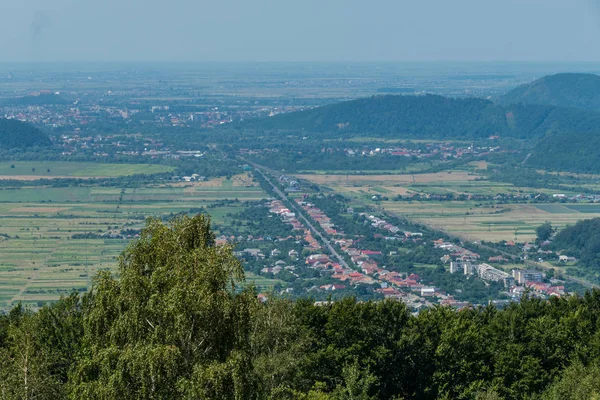 Kleine steden met mooie huizen aan de voet van een enorme berg uitgerekt — Stockfoto