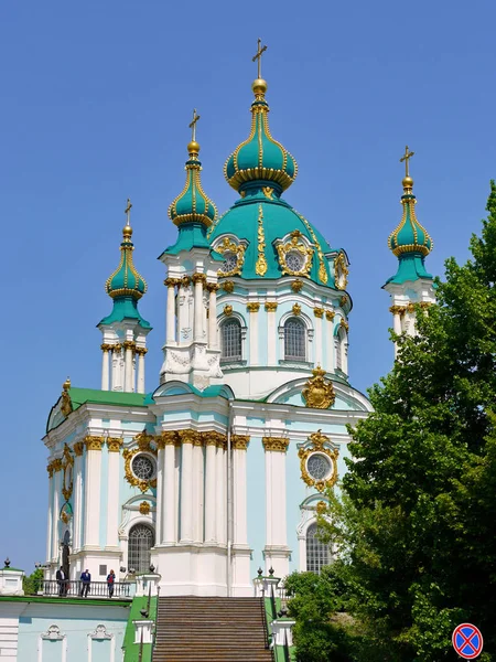 Прекрасна масивна церква з зеленими позолоченими куполами на явному блакитному фоні неба — стокове фото