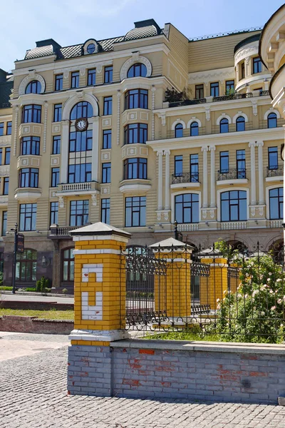 Sechsstöckiges Gebäude mit verspiegelten Fenstern und Uhren an der Fassade — Stockfoto