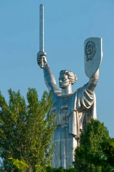 Monumento a la libertad y la victoria Patria en Kiev contra un cielo azul sin nubes — Foto de Stock