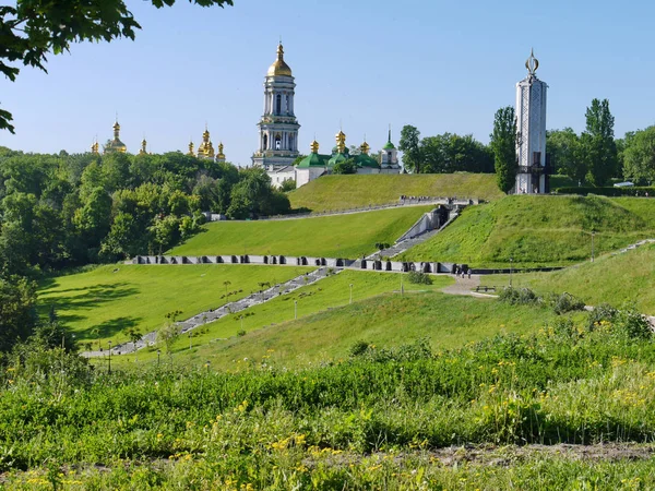 Kiev-Pechersk Lavra altın ve yeşil kubbe ile güzel katedral — Stok fotoğraf