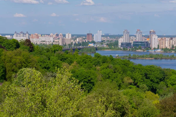 Birçok yüksek binalar ile güzel bir şehir çerçevede Dnieper rapids