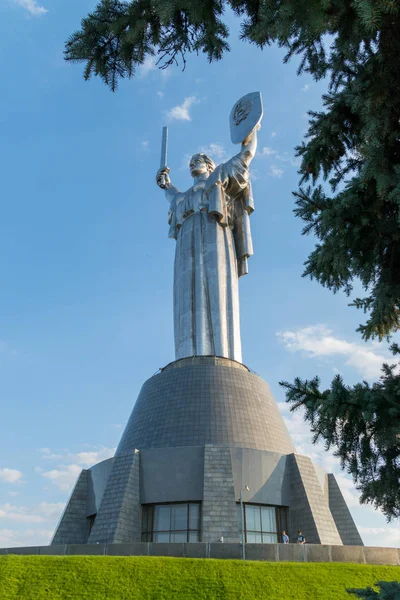 Patria, una escultura monumental, que se encuentra en la orilla derecha del Dniéper. Un símbolo de victoria y protección — Foto de Stock