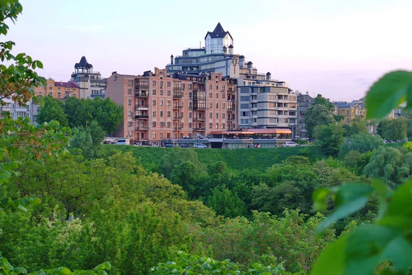 Complexo residencial moderno na cidade ao lado da bela natureza — Fotografia de Stock