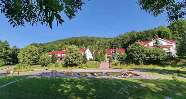 Beyaz evler kırmızı çatılar ve havuzu ile onları yakın. Havuzun tatilcilerin güneşlenmek