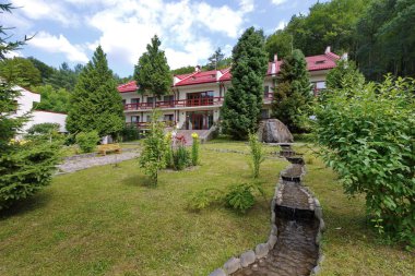 Yeşil orman pitoresk bir yerde otelin önünde güzel bir estetikle düzenlenmiş tasarım