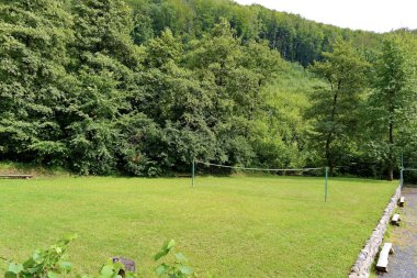 iki yastık net voleybol ormanın ortasında yeşil bir çimenlikte arasında gerilmiş