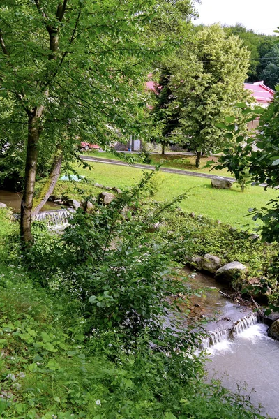 Пороги небольшой реки на фоне красивой парковой зоны в гостиничном комплексе — стоковое фото