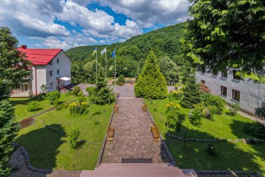 Karpatlar banklar ile taş döşeme bir yolu