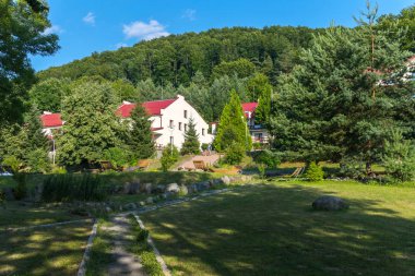 Merdiven altındaki yükseltide ve güneş yatak lider ile güzel bir doğanın ortasında küçük bir tepe otel kompleksi açıktır.