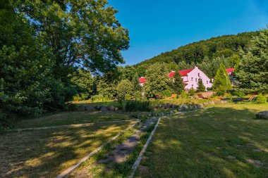 Parça, otel kompleksi binaların zemin üzerine yeşil bitki ile büyümüş