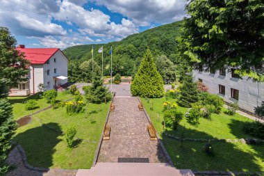 Parkın içinden gidiyor ve iki ev birbirinden ayıran dar sokakta. Üstünde belgili tanımlık etraf tezgahları vardır