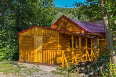 Rahat güzel sauna ahşap günlük kabin yapılan kırmızı çatılı