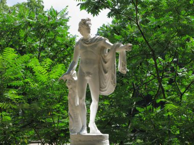 Antik tarzda beyaz mermer heykeli. Pelerin ile çıplak erkek