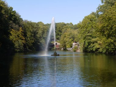 Çeşme yüksek bir jet bir yılan ağzından boyunca parkta büyük bir göl yüzeyine püskürtülür