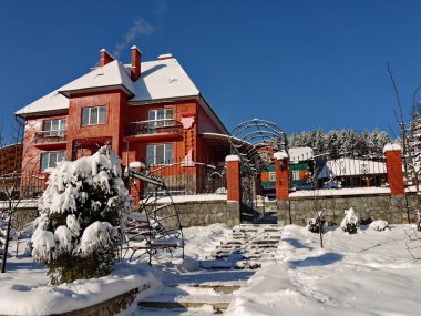 Beyaz kar ile mayınları kırmızı tuğla dan güzel iki katlı villa