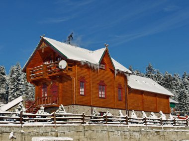 Lüks ahşap kır evi bir karla kaplı çatısı ve avlu