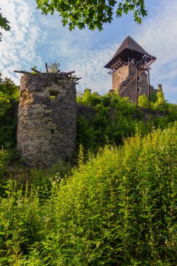 bulutlar ile mavi gökyüzü karşı yarı harap bir kale kule tüm bu kaldıysa