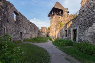 Mavi gökyüzüne karşı bir savunma kulesi ile eski taş kale
