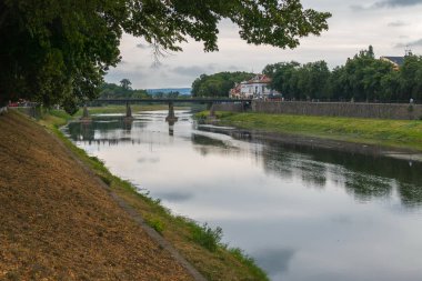 Çok sayıda turist köprüyü geniş nehir kanalı geçin.