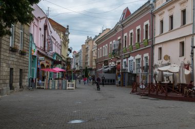 Şehrin sokak tatil için bir kaldırım ve çok sayıda kafe yakınındaki teraslar ile kaplı