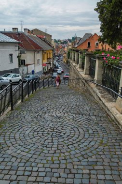 Aşağı iner cadde boyunca taş Bulvarı. Yaşlı bir kadın yükselir