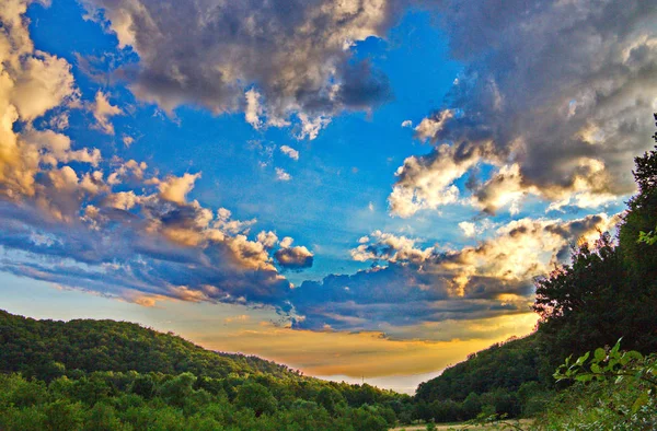 Cielo amarillo-azul, como la bandera ucraniana sobre las verdes colinas alrededor de un gran valle —  Fotos de Stock