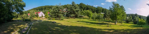 Vista panoramica del parco zona verde vicino al complesso alberghiero di montagna — Foto Stock