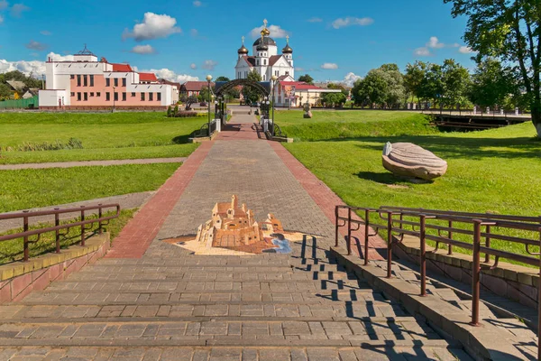 Go down the alley with a picture below the archway to the square in front of the large church — Stock Photo, Image