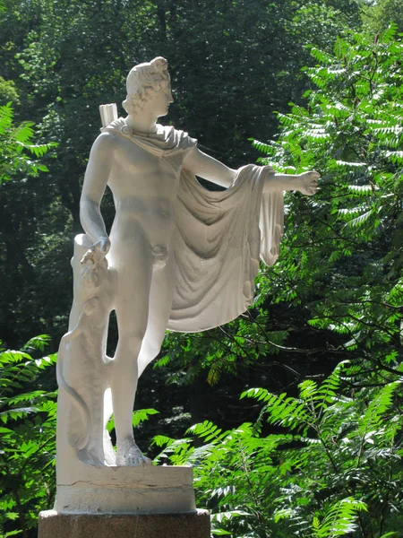 Skulptur eines Mannes im antiken Stil in einem grünen Park, umgeben von grünen Bäumen — Stockfoto