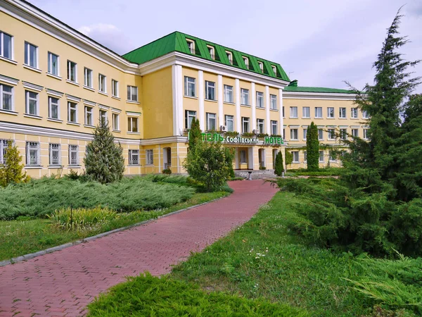 Banor bland gröna gräsmattor leder till ingången till ett modernt utseende hotell — Stockfoto