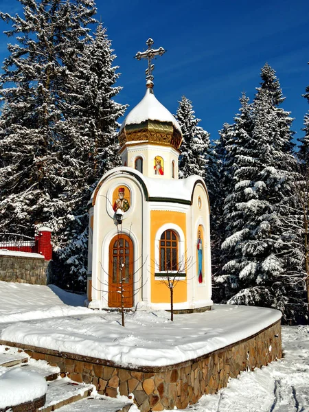 Елегантний каплиці з малих купол з хрестом на тлі засніженому ялинки — стокове фото