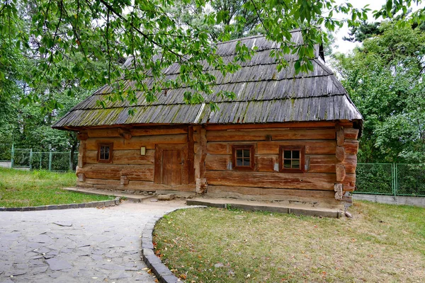 Altes ukrtic ukrinsky Haus mit Holzdach auf dem Hintergrund der grünen Parkzone — Stockfoto