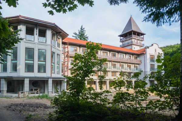 El edificio moderno inacabado del complejo hotelero con una hermosa torre — Foto de Stock