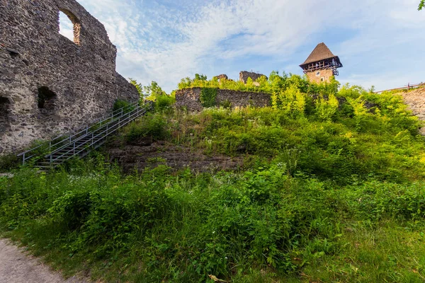 kule ve Transcarpathia bir güçlü nevytsky kale surlarının kalıntıları