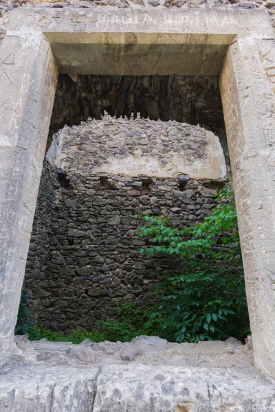 Muro di pietra vecchia fortezza con un'apertura in esso. Valore storico — Foto Stock