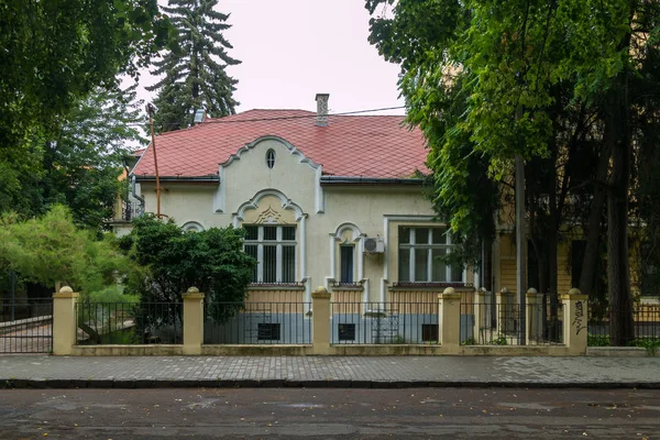 Asphaltstraße entlang des Hauses im klassischen Stil — Stockfoto