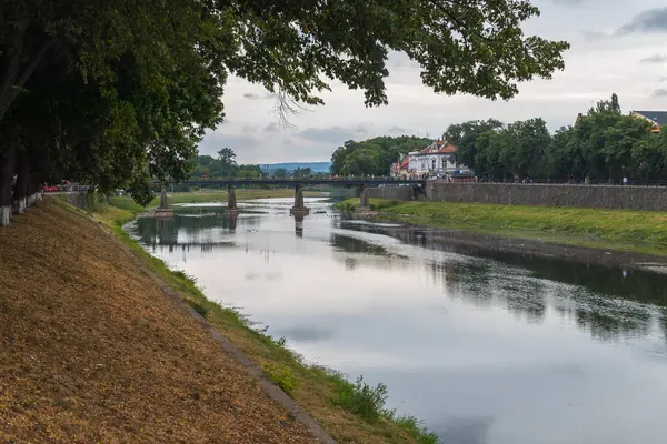 Geniş bir köprüden diğer tarafa iki banka birbirleriyle bağlanma nehir kanalı