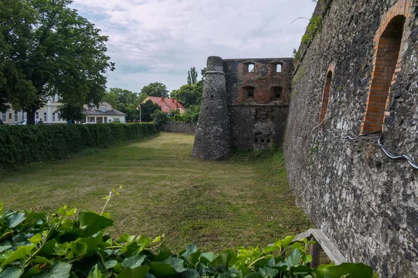 Belle et propre zone près des murs avec des failles du château d'Uzhgorod. Transcarpathie Ukraine — Photo