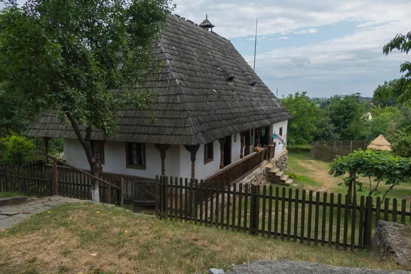 Krásný historický dům s nabílené zdi a nízkým plotem — Stock fotografie