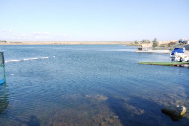 mavi göl kıyısında piers ile şeffaf temiz su