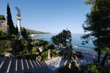 taşlar ve kenarları boyunca nadir bitkiler denize sıfır önde gelen merdiven