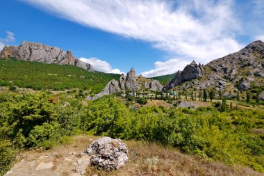otoparkına ağaçlarıyla kaplı dağ yamaçları arasında