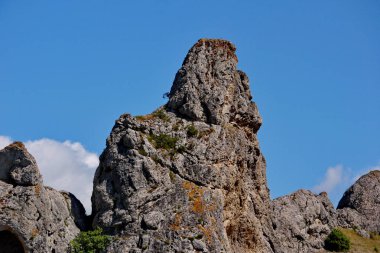 Kayalık şekil gökyüzüne karşı. Doğanın kendisi heykeltıraş