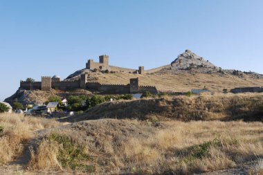 Taş duvar çitler için devriye kuru ot ile tepelerde kuleli kalıntıları